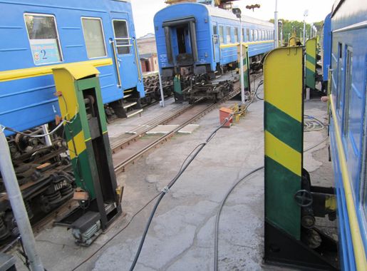 File:Ungheni Moldova train car jack 1.JPG - Wikimedia Commons