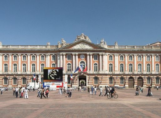 File:Place du capitole Toulouse FRA 001 cropped.jpg - Wikimedia Commons