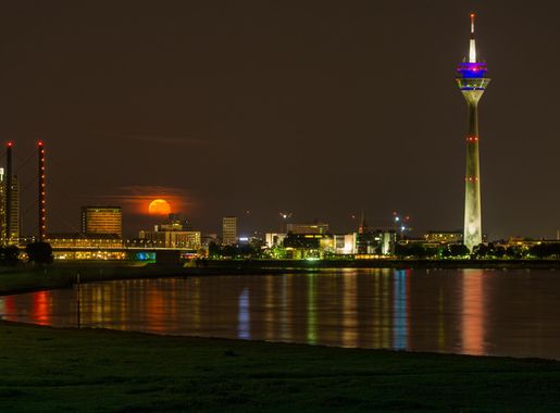 File:Rheinturm Düsseldorf bei Blutmond TV-Tower 21 32 30 957000.jpeg -  Wikimedia Commons