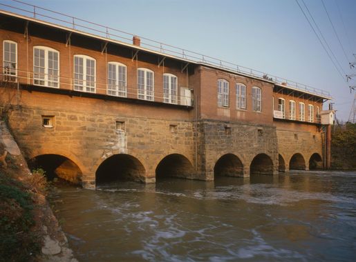 File:Columbia Canal Power Plant and Canal Races.jpg - Wikimedia Commons