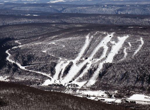 File:Aerial view of Bristol Mountain Ski Resort trails.jpg - Wikimedia  Commons