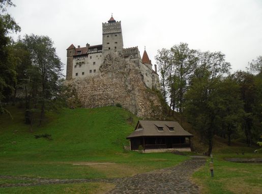 File:Bran Castle, situated near Bran and in the immediate vicinity of  Braşov, is a national monument and landmark in Romania. former royal  residence & alleged legend of Count Dracula inspiration.JPG - Wikimedia