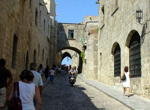 File:Rhodes Old Town Street of Knights 8.JPG - Wikimedia Commons