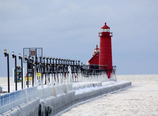 File:Grand Haven MI Lighthouses in winter.jpg - Wikimedia Commons