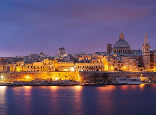 File:Panorama of night Valletta.jpg - Wikimedia Commons