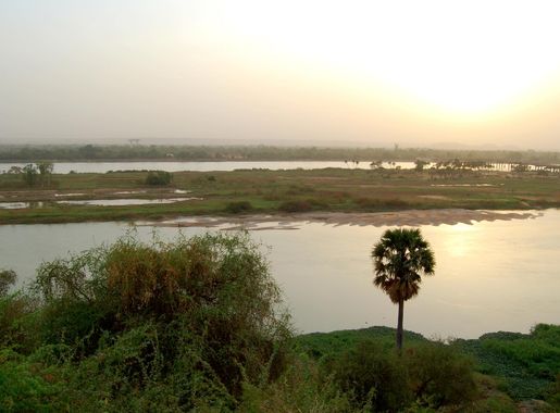 File:The Niger near the Kennedy Bridge, Niamey.jpg - Wikimedia Commons