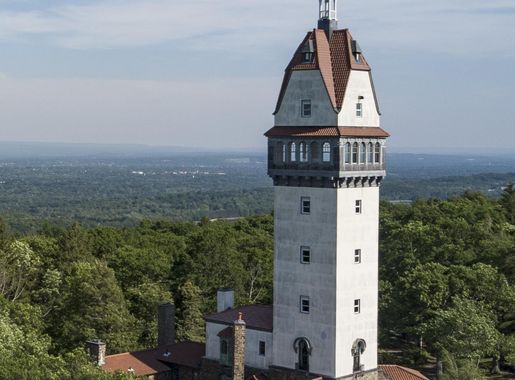 File:Heublein Tower on Talcott Mountain (cropped).jpg - Wikimedia Commons