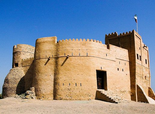 File:Fujairah Fort Side View, Fujairah, UAE.jpg - Wikimedia Commons