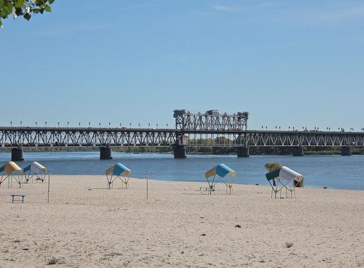 File:Dnieper River bridge and beach - Kremenchuk, Ukraine.jpg - Wikimedia  Commons