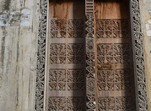File:Carved wooden door, Stone Town, Zanzibar (22) (29071336786).jpg -  Wikimedia Commons