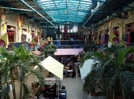 File:Interior of The Forks Market, Winnipeg Manitoba 01.JPG - Wikimedia  Commons