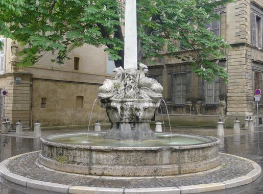 File:Fontaine des Quatre Dauphins - Aix en Provence - P1350963-P1350969.jpg  - Wikimedia Commons