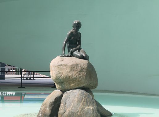 File:Expo 2010 Denmark Pavilion- Little Mermaid Statue from Copenhagen  Harbor 07.jpg - Wikimedia Commons