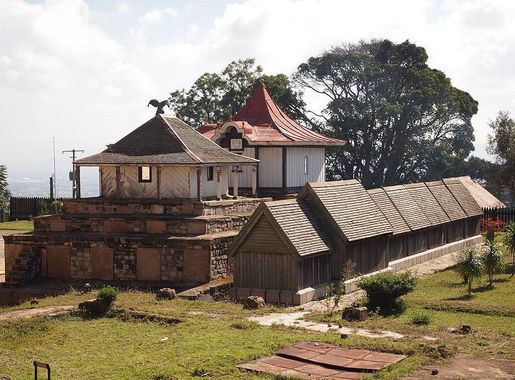 File:All royal tombs at the Rova of Antananarivo royal palace in  Madagascar.JPG - Wikimedia Commons