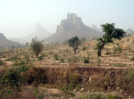 File:ASC Leiden - W.E.A. van Beek Collection - Thuis in Afrika - 01.1 - A  hazy day in Kapsiki country with the Mandara Mountains - Mogodé, Cameroon -  2008.jpg - Wikimedia Commons