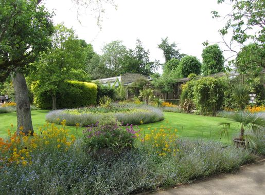 File:Inside the walled garden at the Cotswold Wildlife Park -  geograph.org.uk - 5413819.jpg - Wikimedia Commons