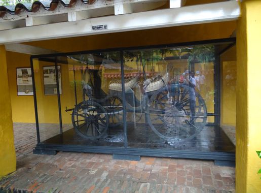 File:Carruaje siglo XIX. QUINTA DE SAN PEDRO ALEJANDRINO. SANTA MARTA.  COLOMBIA.JPG - Wikimedia Commons