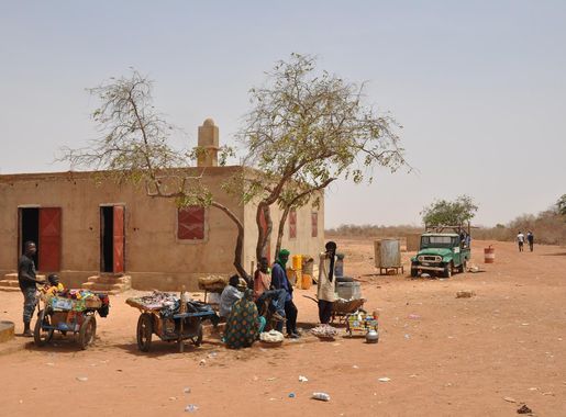 File:Niger, Kouré (12), mosque and market stalls on the roadside.jpg -  Wikimedia Commons