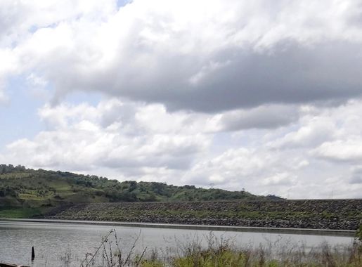 Fichier:Kossou dam view from the lake.JPG — Wikipédia