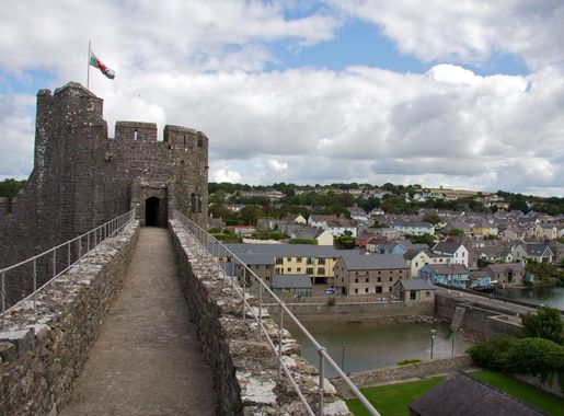 File:Pembroke Castle (15370108333).jpg - Wikimedia Commons