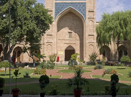 File:Kukeldash Madrasah inner yard.jpg - Wikimedia Commons