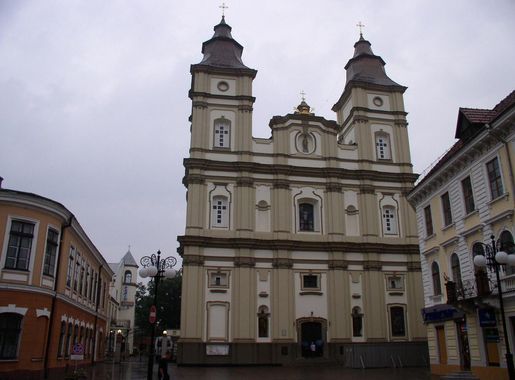 Файл:Ukraine-Ivano-Frankivsk-Cathedral of Holy Resurrection-2.jpg —  Вікіпедія