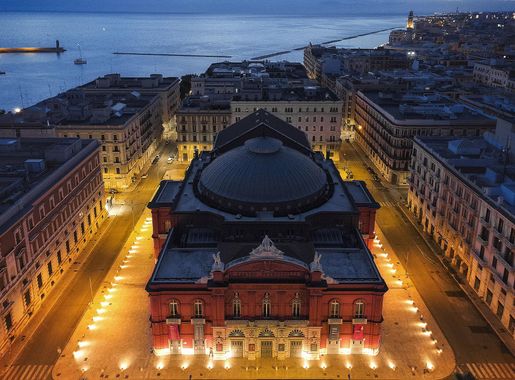 File:Teatro Petruzzelli di Bari.jpg - Wikimedia Commons