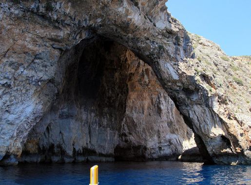 File:Malta - Qrendi - Blue Grotto (Blue Grotto tour boat) 04 ies.jpg -  Wikimedia Commons