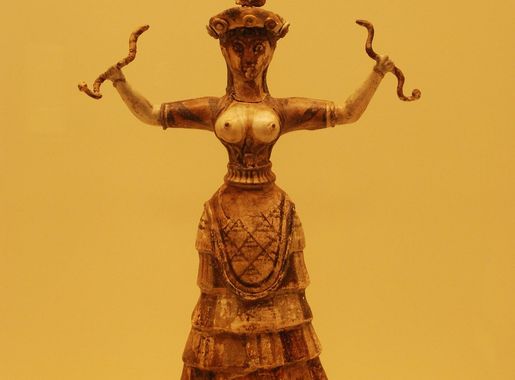 File:Snake Goddess - Heraklion Achaeological Museum.jpg - Wikipedia
