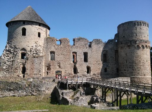 File:Cesis ruins.jpg - Wikimedia Commons