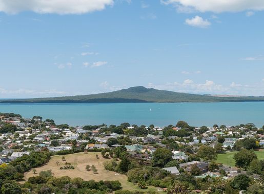 File:Rangitoto Island as seen from Mount Victoria Reserve in Devonport,  North Shore City 20100128 1.jpg - Wikimedia Commons