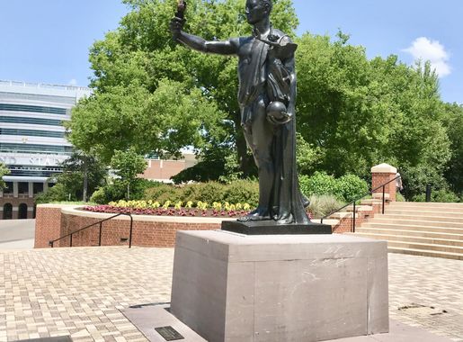 File:The Volunteer Statue (Torchbearer).jpg - Wikimedia Commons