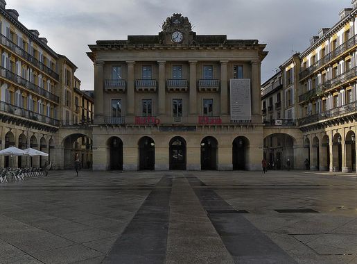 File:Plaza de la Constitución. San Sebastián.jpg - Wikimedia Commons
