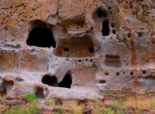 File:Cliff Dwelling Bandelier NMexico USA1.jpg - Wikimedia Commons