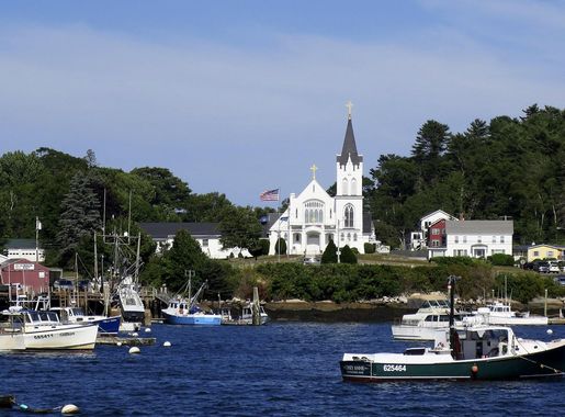File:Our Lady Queen of Peace Catholic Church (Boothbay Harbor, Maine) -  view from the harbor 3.jpg - Wikimedia Commons