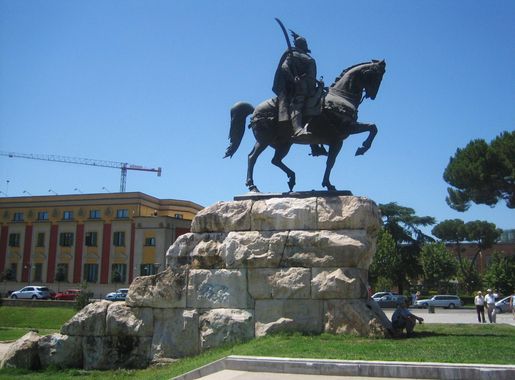 File:Skanderbeg Monument, Tirana.jpg - Wikimedia Commons