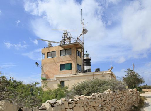 File:Malta - Marsaxlokk - Triq Delimara - Lighthouse 06 ies.jpg - Wikimedia  Commons