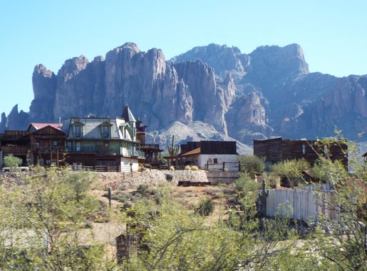 File:Apache Junction-Goldfield Ghost Town-Superstition Mounatian in the  background.JPG - Wikimedia Commons