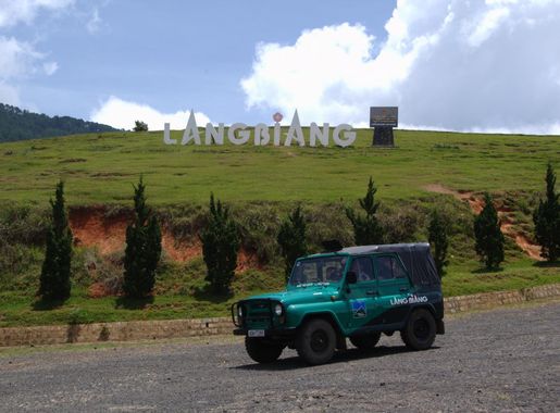 File:Lang Biang mountain 1.jpg - Wikimedia Commons