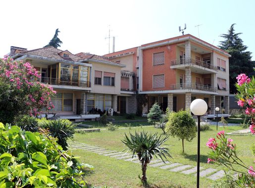 File:Villa dove abitava hoxha, tirana 03.JPG - Wikimedia Commons