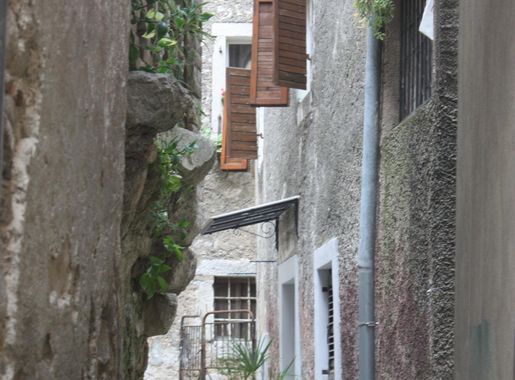File:Lovran, small lane in the old town.jpg - Wikimedia Commons