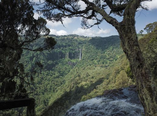 File:Gura Giant Falls view from the top of Karuru Falls.jpg - Wikimedia  Commons