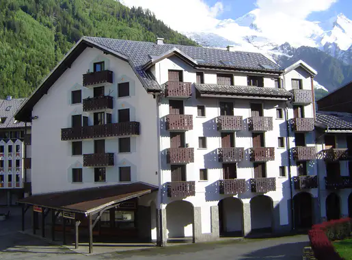 File:Chamonix-Mont-Blanc -- Le village piéton de Chamonix-Sud (Iris côté  place).JPG - Wikimedia Commons