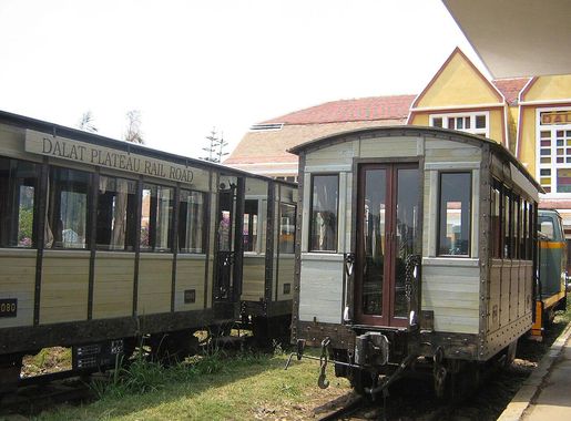 File:Rail cars at Dalat Station.JPG - Wikimedia Commons