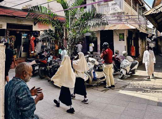 File:Jaws corner at the heart of Stonetown, Mjini, Zanzibar.jpg - Wikimedia  Commons