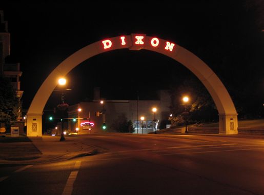 File:The Neon Arch on Galena Avenue in Dixon, IL.jpg - Wikipedia
