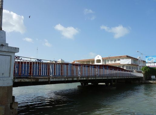 File:Swing Bridge Belize City.jpg - Wikimedia Commons
