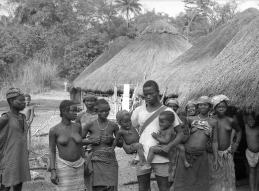 File:1968-02-06 Young man from another village holding two very unhappy  local children, Kamakumba, Sierra Leone (west Africa).jpg - Wikimedia  Commons