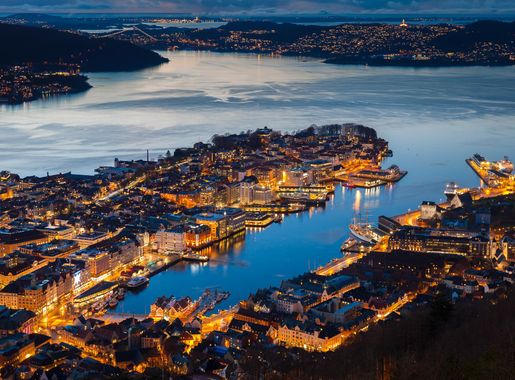 File:Bergen night view from Fløyen tunliweb.jpg - Wikimedia Commons