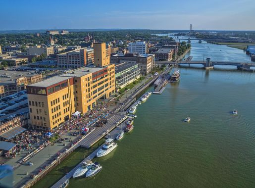 File:Downtown Green Bay CityDeck along the Fox River.jpg - Wikipedia